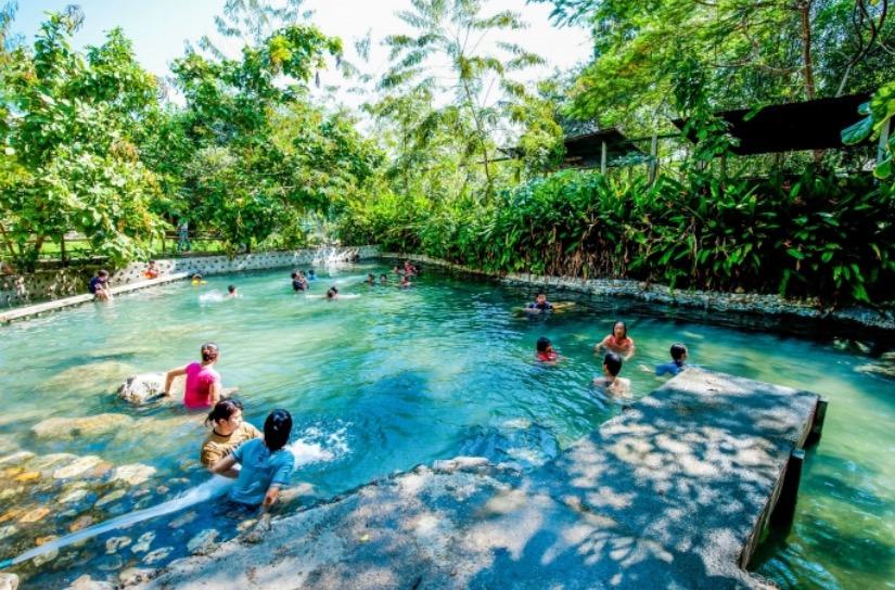 Bo Khlueng Hot Springs