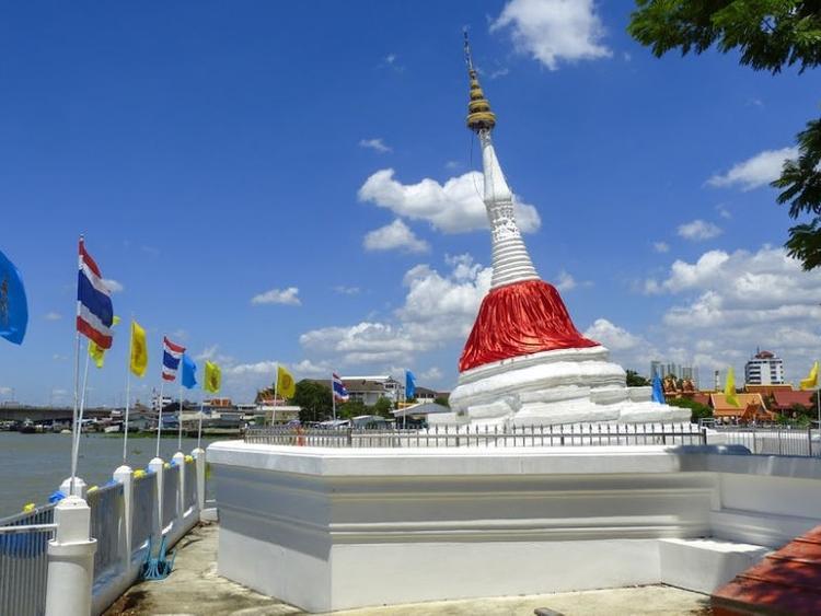 Leaning Chedi, Pramai Yikawat Temple