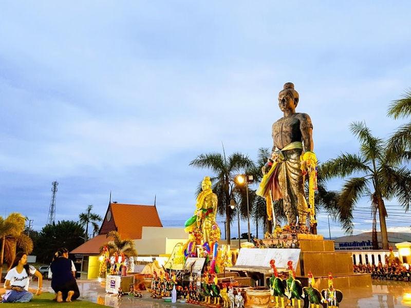 Pho Khun Pha Mueang Monument