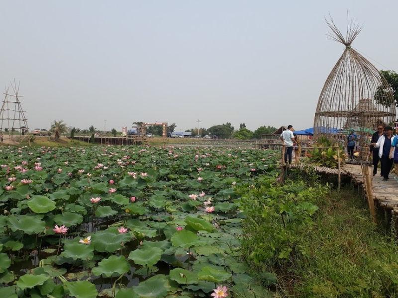 Saphan Khong Floating Market