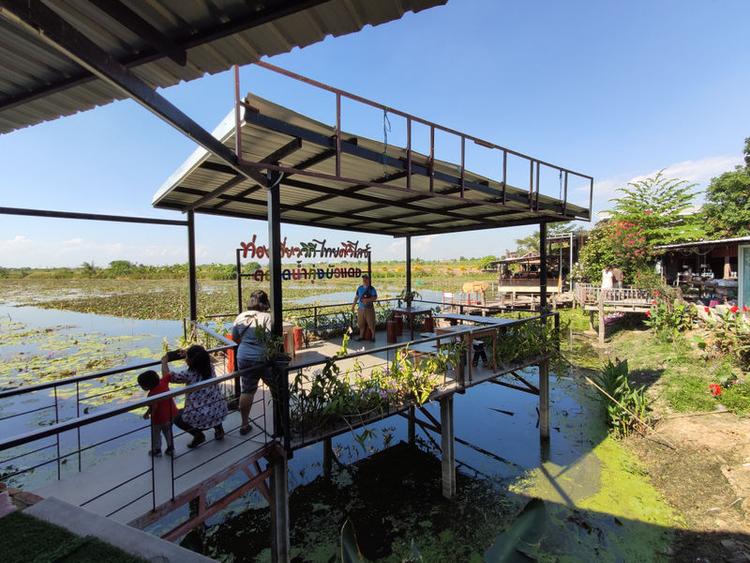 Thung Bua Daeng Floating Market