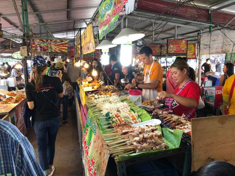 Wat Lam Phaya Floating Market