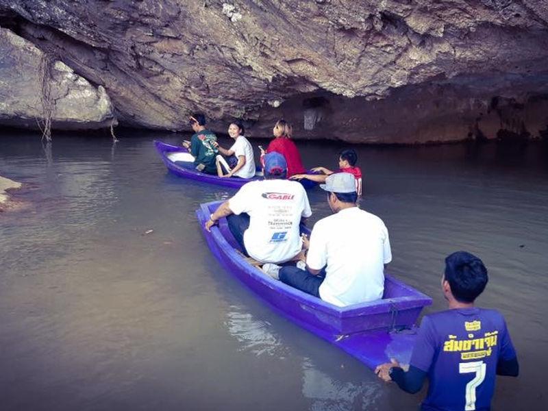 Khao Cha-ang straddling the canal