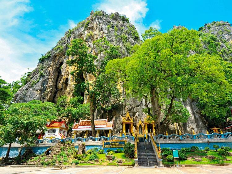 Wat Tham Khao Yoi