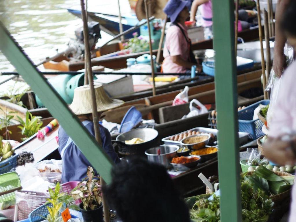 Wat Takian Floating Market