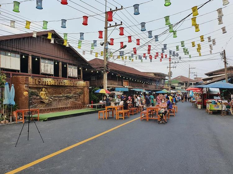 Nakhon Chum retro market