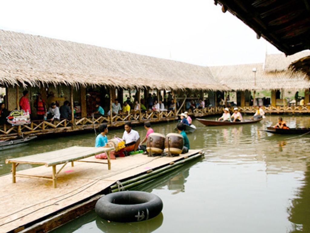 Anek Farm Floating Market, Thung Ang Thong