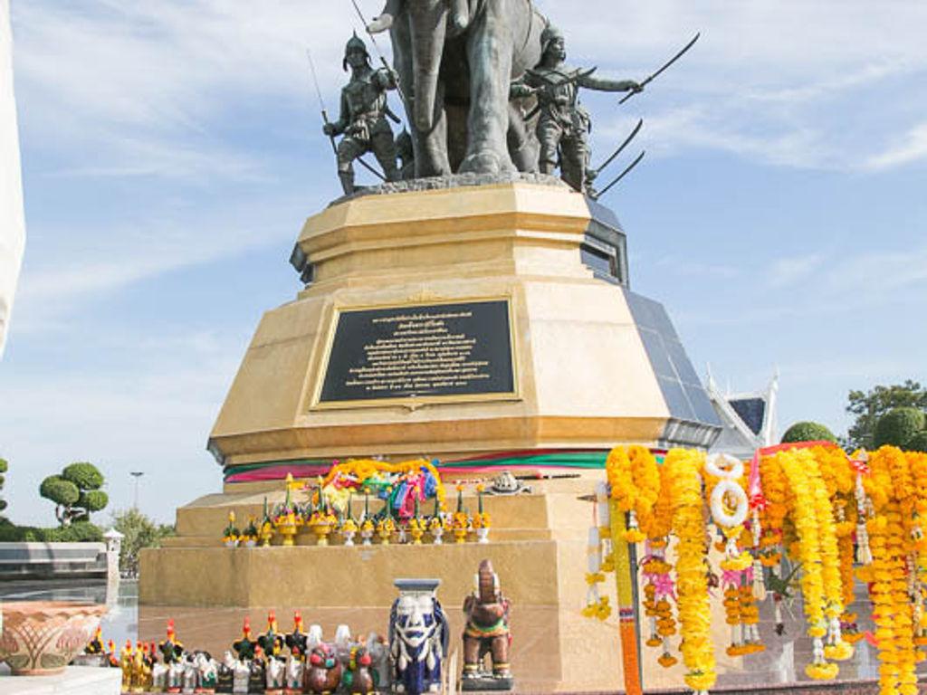 พระราชานุสาวรีย์สมเด็จพระศรีสุริโยทัย