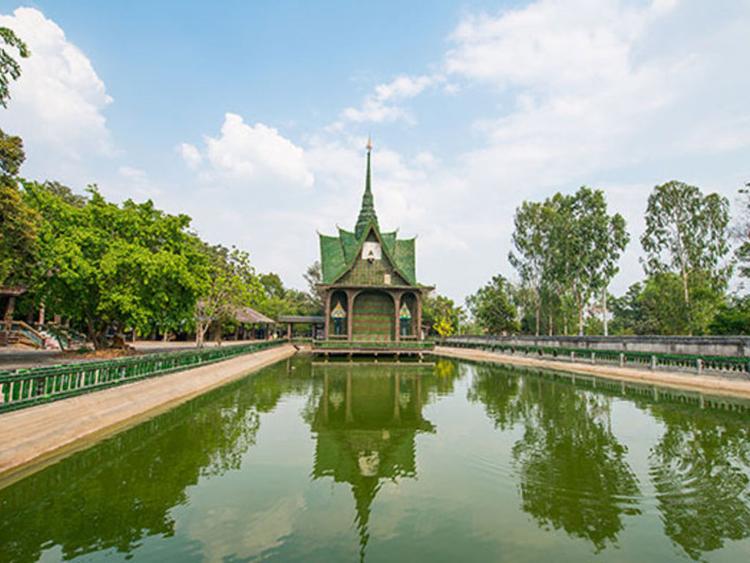 Wat Pa Maha Chedi Kaeo (Wat of a Million Bottles)