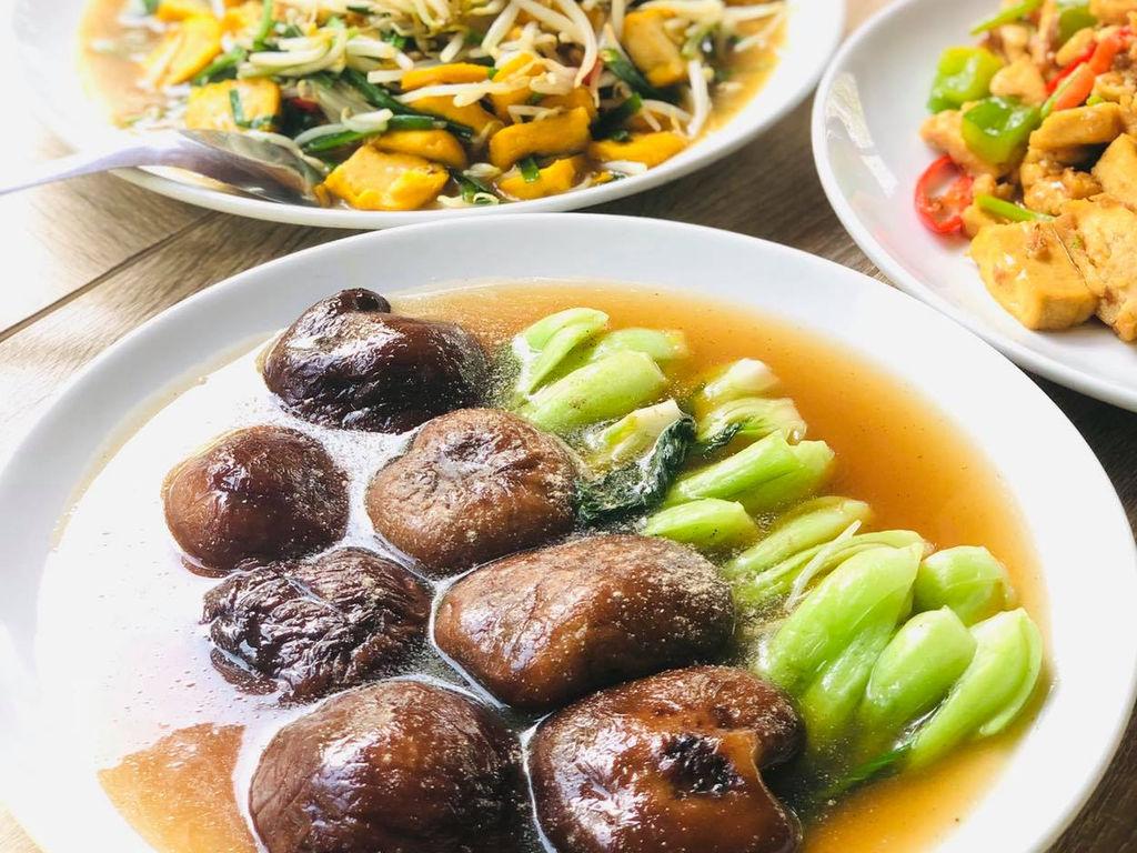 Khun Jeed topped vegetables