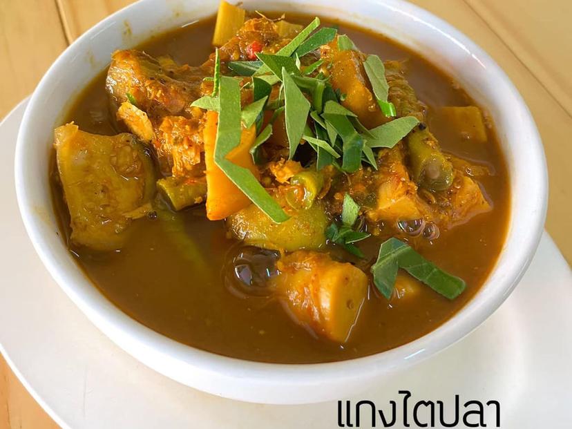 Aunt Ma Khao Curry under Laem Thaen