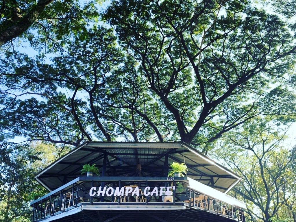 Chompha Cafe'