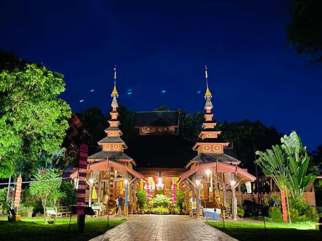 Pho Ban Aew Wiang Phrae at night by Phrae Travel