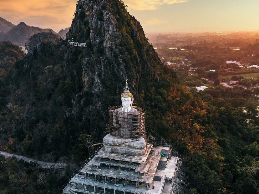 Wat Tham Khao Laem