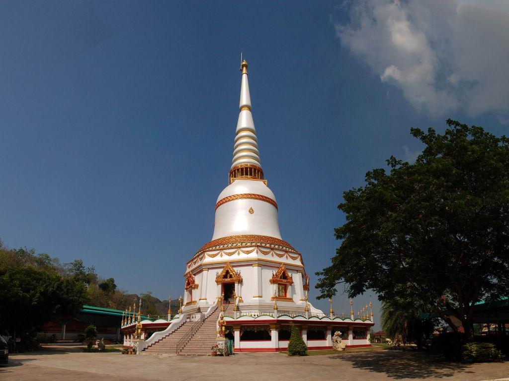 Wat Tham Muninat (Tham Ruesi)