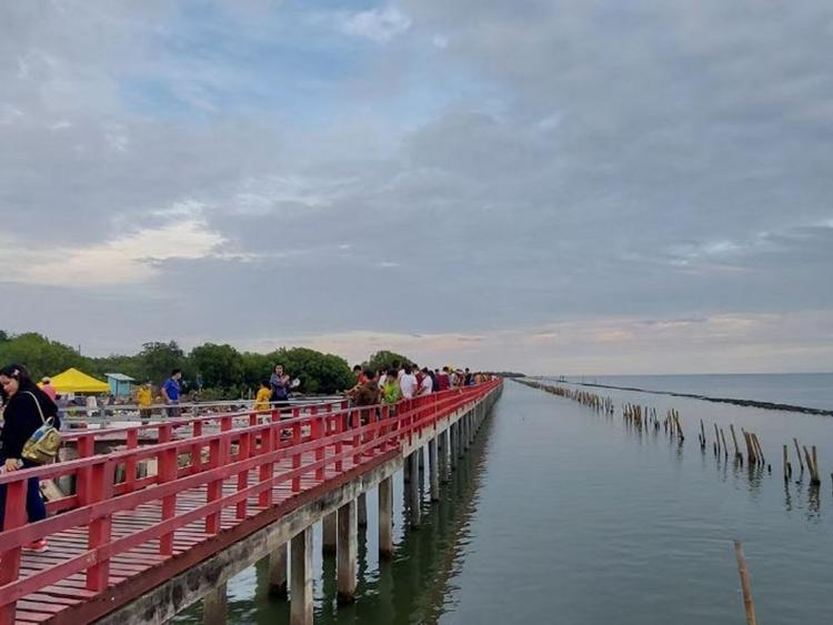 Saphan Daeng, Dolphin View Point