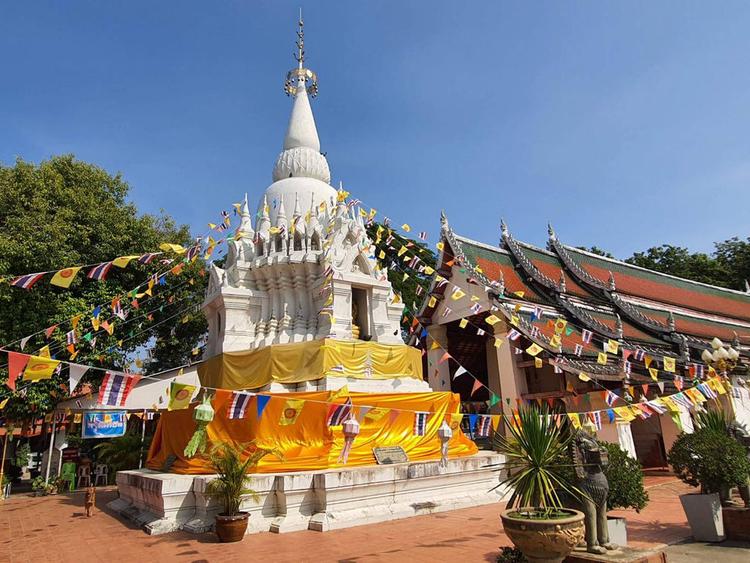 Wat Phra Borommathat Worawihan Chainat Province