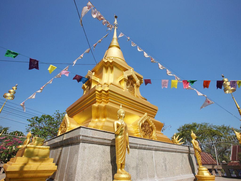 Wat Pathomthena Aranyawasi (Wat Khao Plong)