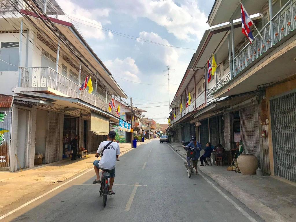 Khung Samphao Market