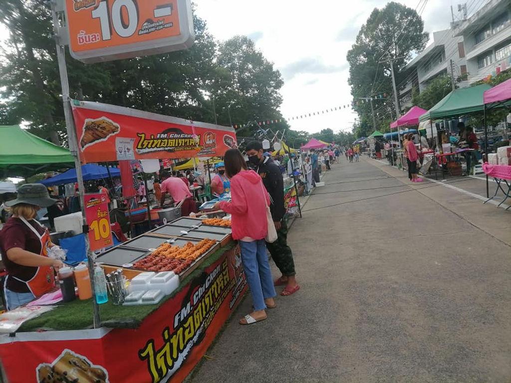 Sisaket walking street