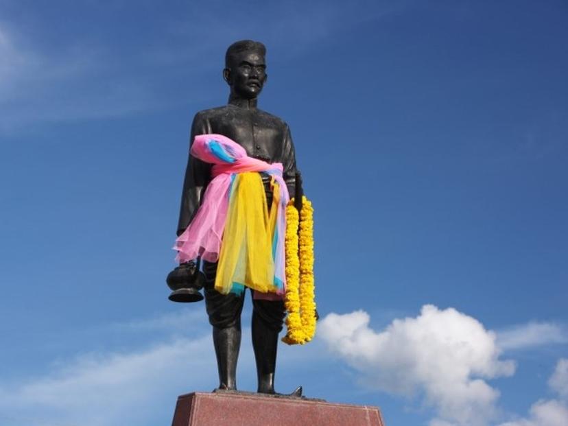 Phraya Chai Sunthon Monument (Tao Soma Phamit)