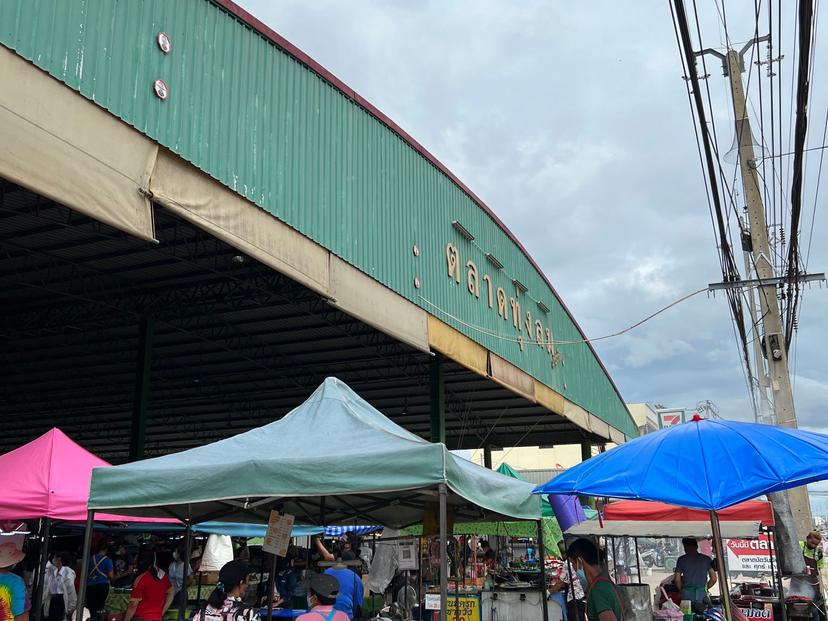 Thung Lom Market