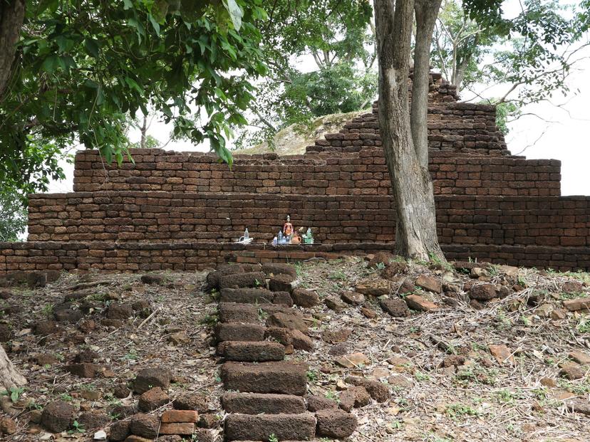 โบราณสถานเขานางทอง