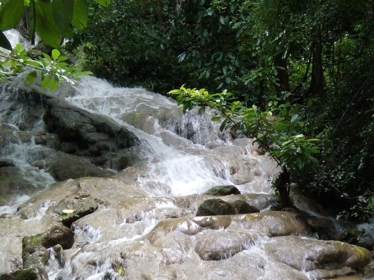 Tham Pha Daeng Waterfall