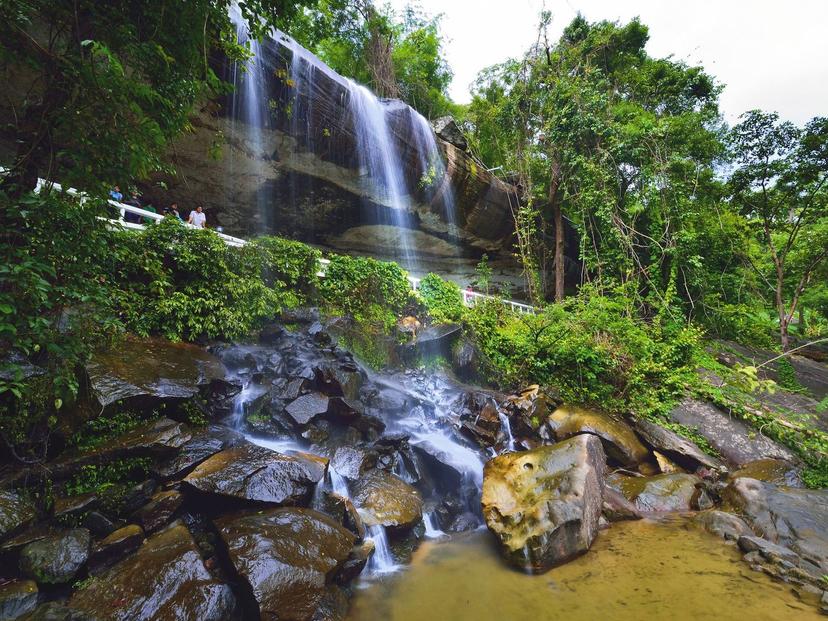 ผาน้ำย้อย (พุทธอุทยานอีสาน)