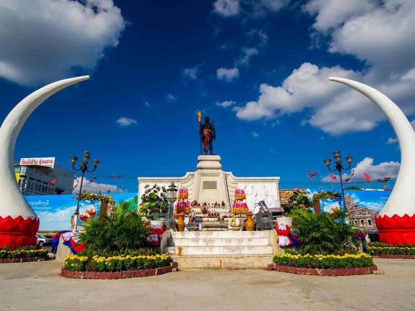 Phraya Surin Phakdi Si Narong Changwang (Pum) Monument