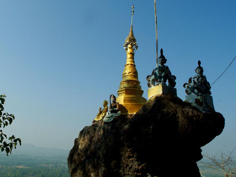 Phra That Hin Kiew at Doi Din Chi