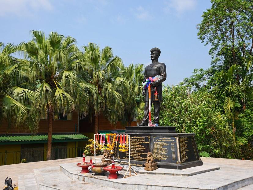 อนุสาวรีย์พระศรีพนมมาศ