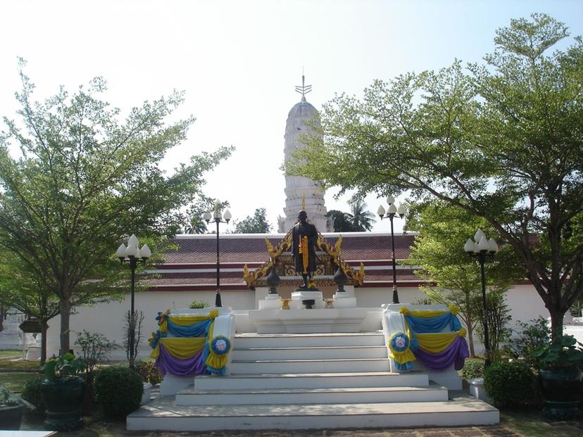 King Rama II statue (Wat Amphawan Chetiyaram)