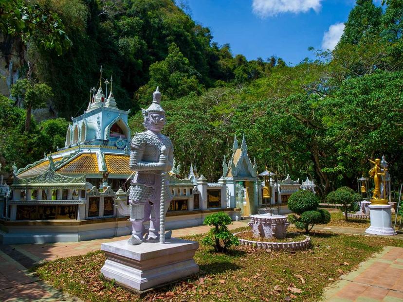 พระนอนทรงเครื่องโนราวัดภูเขาทอง