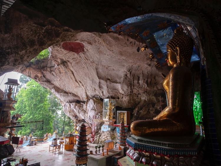 Wat Tham Khao Rup Chang