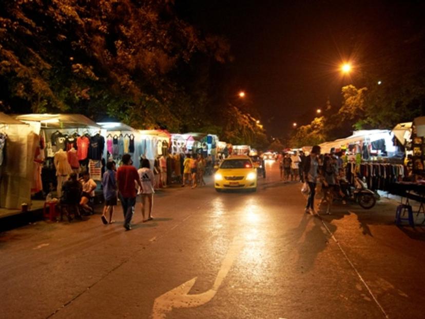 night market saphan phut