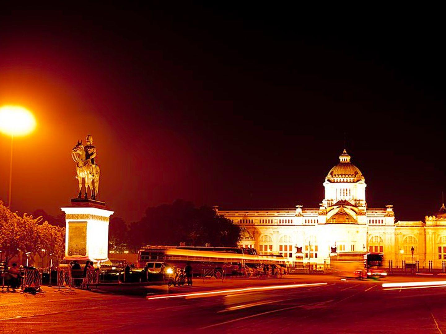 Equestrian statue (Rama V)