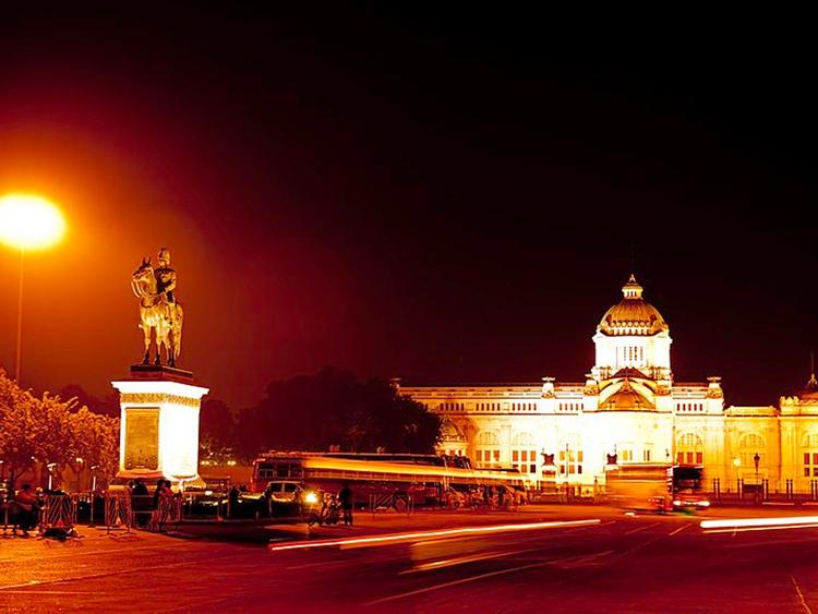 Equestrian statue (Rama V)