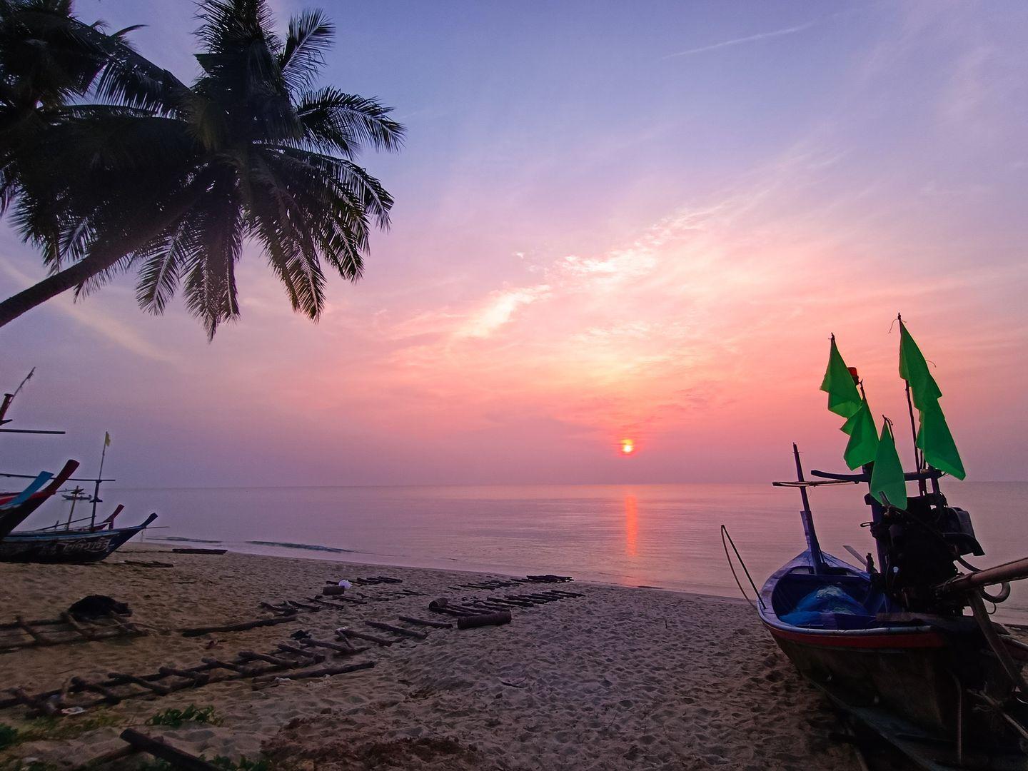 Tao Thong Beach Market