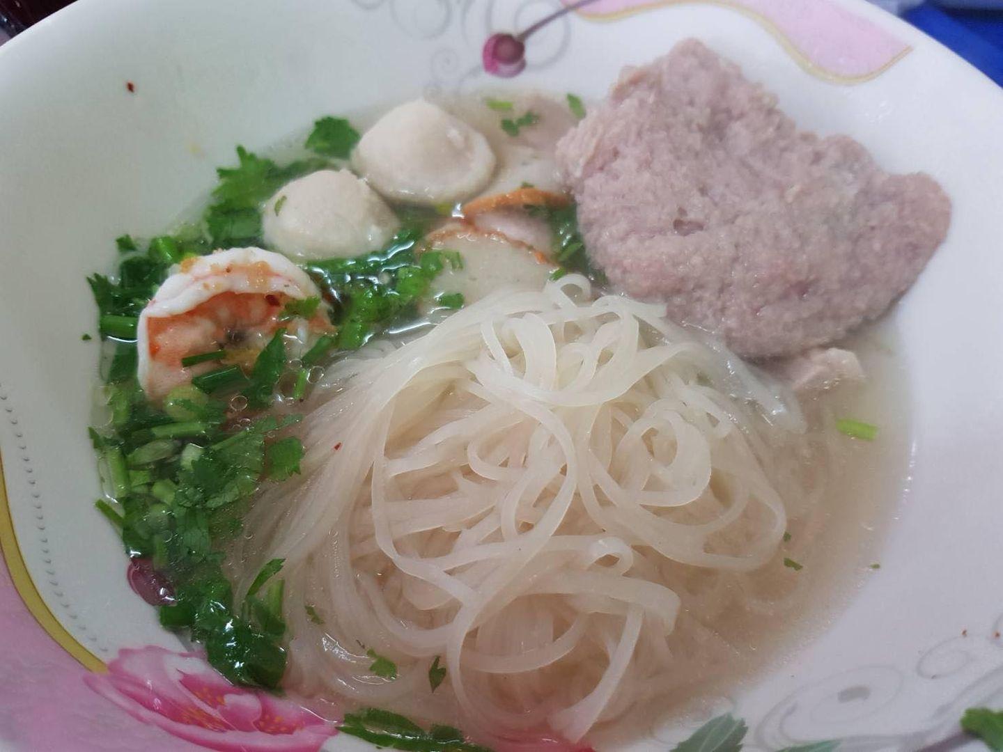 ก๋วยเตี๋ยวท่าใหม่(เจ๊แดง)