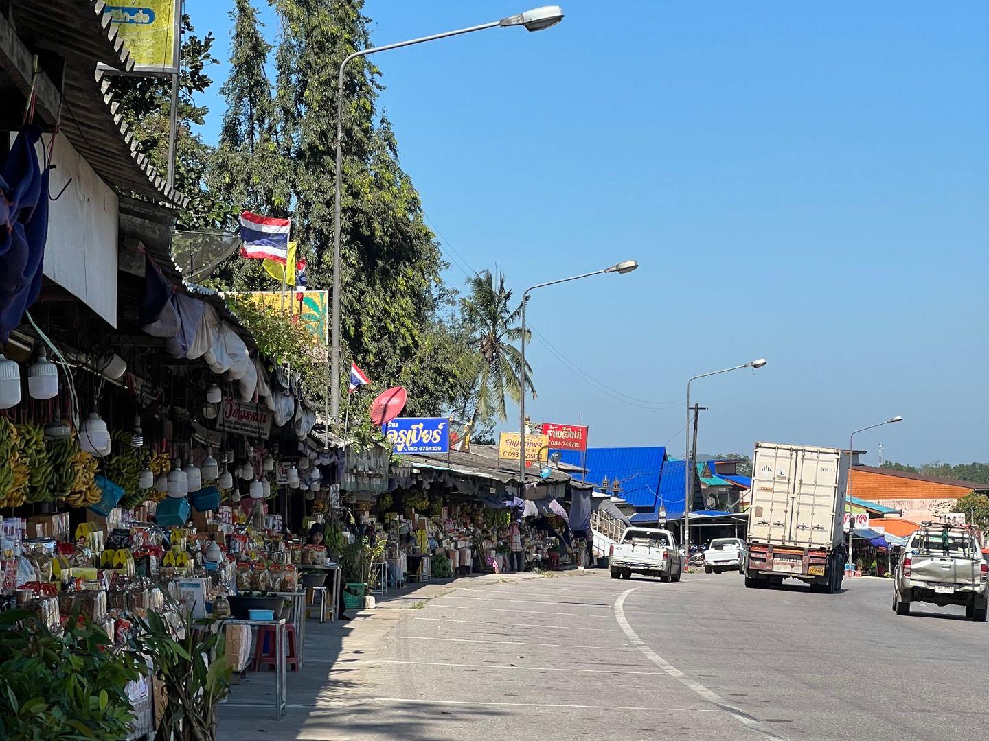 แหล่งซื้อของฝาก พ่อตาหินช้าง